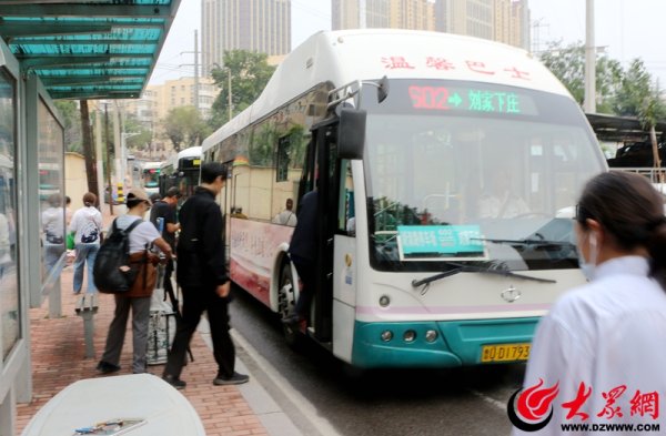 盈股网在线 “问不倒”的公交驾驶员